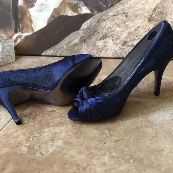 Adrianna Papell Francesca Bow Slim Heels Indigo Satin 8.5 W (HOLD) - Picture 15 of 15